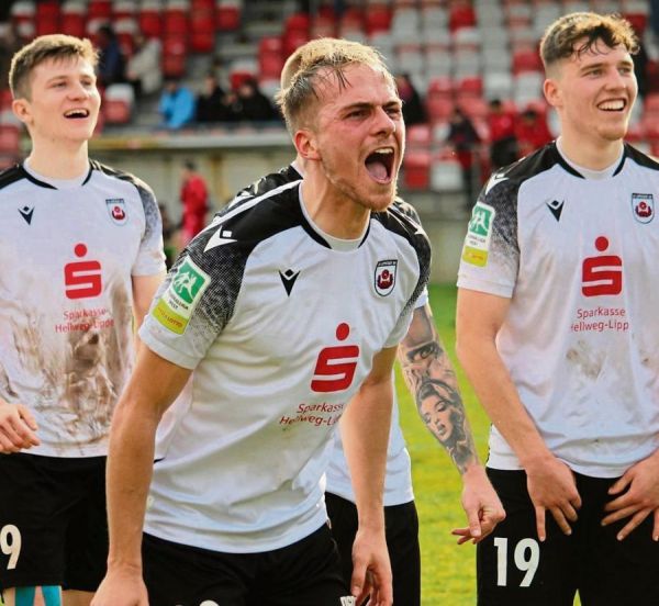 Ging mit Leistung und nach dem Schlusspfiff auch als Lautsprecher voran: Phil Halbauer (vorne) gehörte zu den Aktivposten im Lippstädter Spiel und fragte die eigenen Anhänger, wer Derbysieger sei. „Nur der SV Lippstadt!“, hallte es aus dem Fanblock zurück. Fotos: Heinke