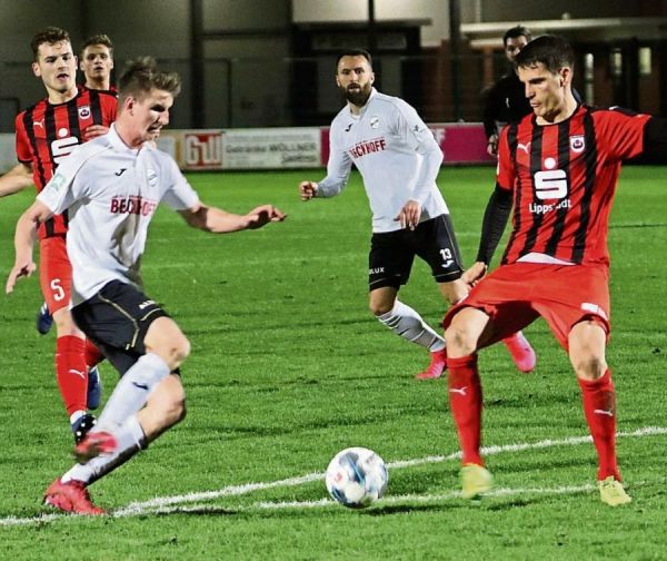 Obwohl sich der SV Lippstadt mit allen Kräften wehrte, konnte er am Ende die 0:1-Derbyniederlage beim SC Verl nicht verhindern. Hier versucht sich der Lippstädter Jonas Acquistapace (r.) im Zweikampf zu behaupten. Janik Steringer (l.) beobachtet die Szene. Fotos: Raestrup