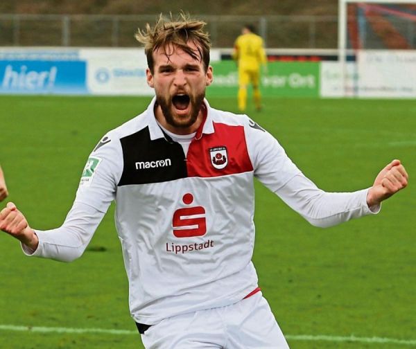 Die Freude rausgeschrien, die Fäuste geballt und die Haare zu Berge: Valentin Henneke köpfte in der 27. Minute das Tor des Tages beim 1:0-Sieg des SV Lippstadt beim Bonner SC. Damit beendeten die Schwarz-Roten ihre Negativserie von drei Niederlagen. Fotos: Lütkehaus