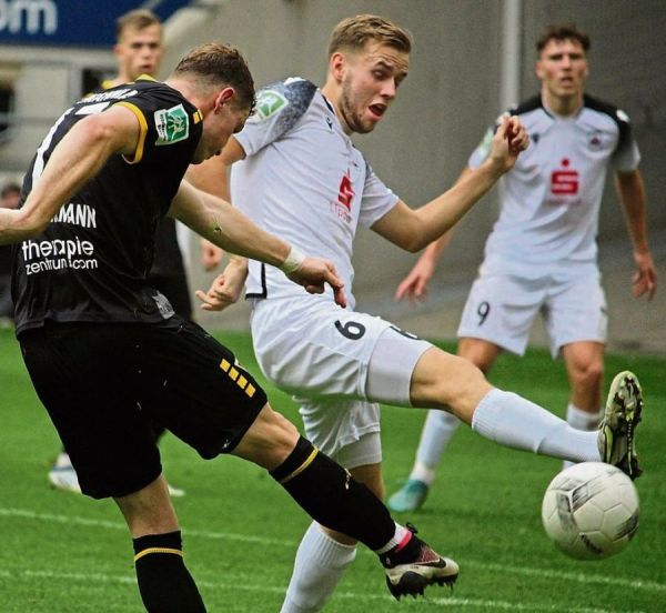 Im Mittelfeld fehlte dem SV Lippstadt (hier mit Lars Holtkamp, rechts, beim Blockversuch gegen Aachens Schwermann) gerade in den ersten 45 Minuten komplett der Zugriff. Die Bechtold-Elf war fast ausschließlich mit Verteidigen beschäftigt. Dies wurde nach der Pause etwas besser. Fotos: Heinke