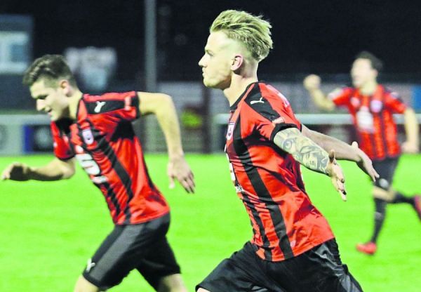 Fertigmachen zum Jubeln: Gerrit Kaiser erzielte gegen die U21 des 1. FC Köln in der 65. Minute den 1:0-Siegtreffer für den SV Lippstadt. Damit erwischte der Aufsteiger einen perfekten Start in die zweite Saisonhälfte. Danach hatte es gestern in der ersten Halbzeit wahrlich nicht ausgesehen. Foto: Lütkehaus