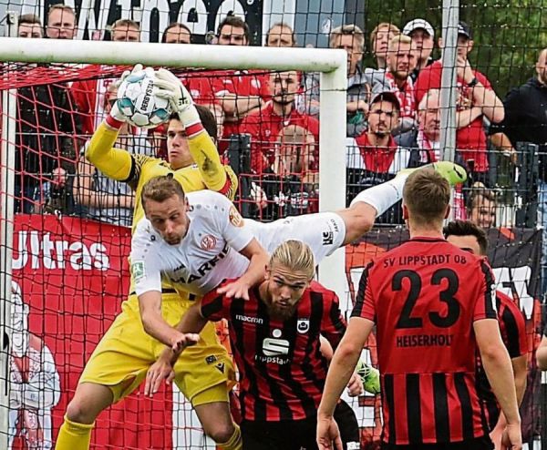 Kapitän Christopher Balkenhoff hielt überragend, doch auch er konnte die knappe 1:2-Niederlage gegen den haushohen Favoriten RWE nicht verhindern. In dieser Aktion wird der Keeper vom Ex-Essener Felix Schlüsselburg unterstützt. Fotos: Lütkehaus