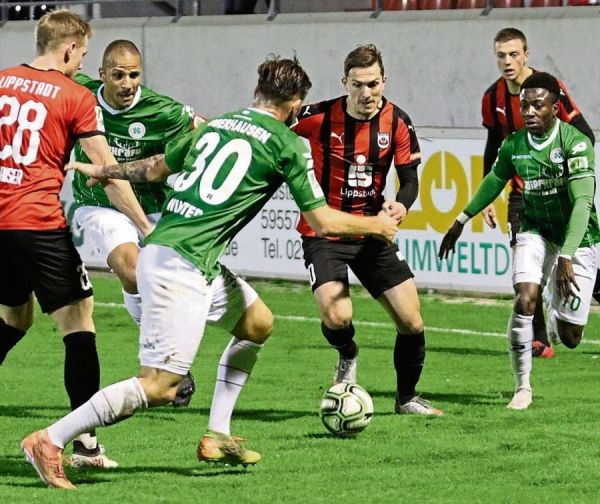 Lucas Arenz (am Ball) vergab in der 55. Minute völlig freistehend aus fünf Metern eine tausendprozentige Chance für den SV Lippstadt. In Führung gingen die Schwarz-Roten gegen RW Oberhausen trotzdem, mussten sich am Ende aber mit einem 1:1 begnügen. Fotos: Lütkehaus