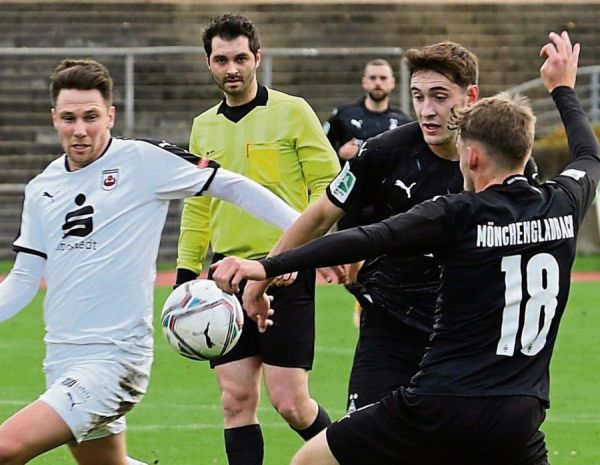 Kai-Bastian Evers (l.) rackerte im Grenzlandstadion unermüdlich. Das galt für alle Akteure des SV Lippstadt, die sich beim 0:0 gegen die U23 von Borussia Mönchengladbach einen verdienten Punkt erkämpften und damit ein positives Zeichen setzten. Fotos: Lütkehaus
