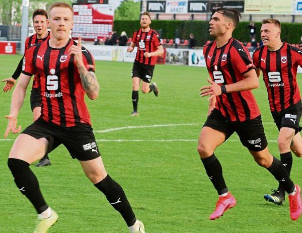 TOR, TOR, TOR! Es war sein 14. in dieser Saison und dazu ein enorm wichtiges: Gerrit Kaiser (l.) schoss den SV Lippstadt in der 90. Minute zum 1:0-Sieg gegen die U23 von Borussia Mönchengladbach. Mit ihm freuen sich (v.r.) Finn Heiserholt, Cinar Sansar, Simon Schubert und Kai Bastian Evers. Fotos: Lütkehaus