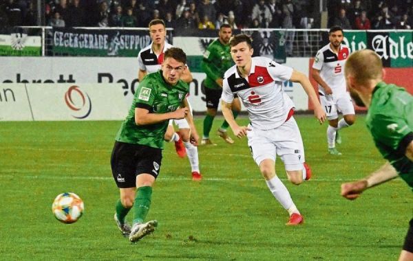 Besonders in den ersten 30 Minuten hatten Marvin Mika (Mitte, in Weiß) und seine Teamkollegen vom SV Lippstadt in Münster große Probleme und gerieten mit 0:2 in Rückstand. Auf die Unterstützung der eigenen Fans musste der SV diesmal verzichten, die hatten nämlich wegen der 2G-Regelung die Partie in Münster boykottiert. Fotos: Heinke