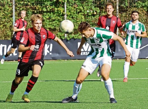 Es war ein Kopf-an-Kopf-Rennen zwischen dem SV Lippstadt (hier mit Maximilian Franke l.) und der U23 von Preußen Münster gestern in der Oberliga Westfalen. 1:1 endete die Partie dann auch leistungsgerecht. Hinten links im Bild Max Kamann, rechts Torschütze Janik Steringer. Fotos: Lütkehaus