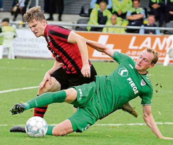 Marvin Mika (l.) hatte nach 90 Sekunden die erste große Chance für den SV Lippstadt. Der Ersatz für den verletzten Top-Torjäger Viktor Maier rannte und rackerte unermüdlich, konnte die 0:3-Niederlage gegen den haushohen Favoriten Preußen Münster aber nicht verhindern. Fotos: Lütkehaus