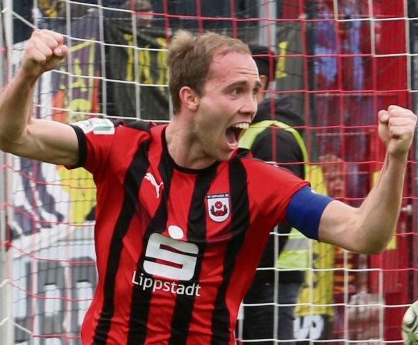 Der Kapitän ging voran: Fabian Lübbers brachte den SV Lippstadt in der 18. Minute mit 1:0 in Führung. Es war sein fünfter Treffer in der laufenden Serie. Beim Jubel zeigte er auch den Herzchen-Gruß, der seiner Freundin Janine galt. Lübbers’ Zukunft beim SV scheint noch offen. Fotos: Lütkehaus