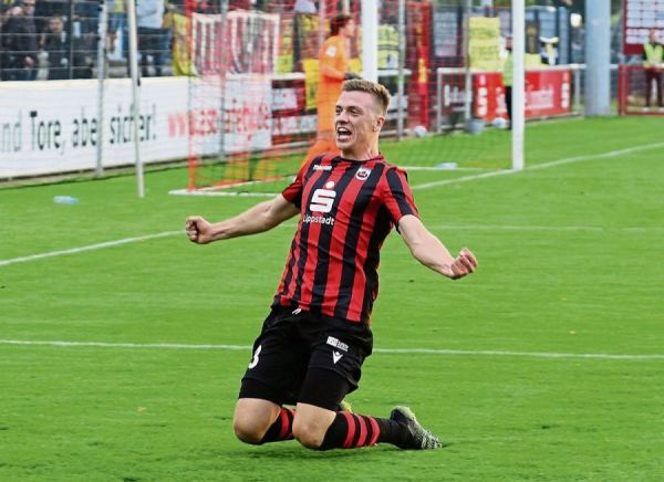 Wahnsinn, Wahnsinn, absoluter Wahnsinn: Finn Heiserholt schoss in der 77. Minute das Tor des Jahres zum 2:0-Endstand gegen Alemannia Aachen. Die Kugel senkte sich nach einem Heber aus fast 40 Metern genau im Kasten. Der bedröppelte Gäste-Keeper Joshua Mroß konnte den Ball nur noch aus den Maschen fischen. Fotos: Lütkehaus Wahnsinn, Wahnsinn, absoluter Wahnsinn: Finn Heiserholt schoss in der 77. Minute das Tor des Jahres zum 2:0-Endstand gegen Alemannia Aachen. Die Kugel senkte sich nach einem Heber aus fast 40 Metern genau im Kasten. Der bedröppelte Gäste-Keeper Joshua Mroß konnte den Ball nur noch aus den Maschen fischen. Fotos: Lütkehaus