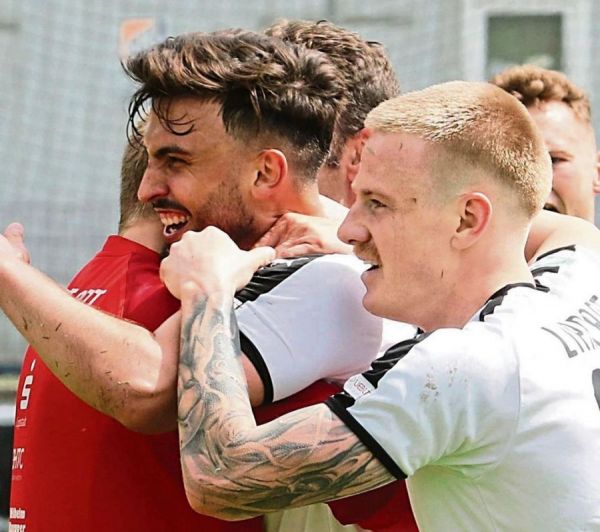 Der Matchwinner: Dardan Karimani schoss den SV Lippstadt zum 1:0-Sieg gegen Bergisch Gladbach und damit endgültig zum Klassenerhalt. Top-Torjäger Gerrit Kaiser (r.) freut sich mit ihm, im Hintergrund Janik Steringer. Fotos: Lütkehaus