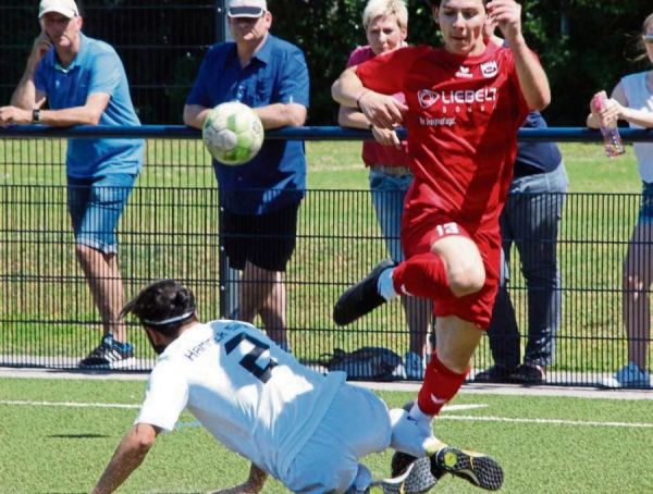 Die letzte Hürde bei der Hammer SpVg nahmen die A-Junioren des SV Lippstadt (in Rot) zwar mit einem 1:0-Sieg, aber der reichte nicht zum Bundesliga-Aufstieg. Fotos: Dannhausen Die letzte Hürde bei der Hammer SpVg nahmen die A-Junioren des SV Lippstadt (in Rot) zwar mit einem 1:0-Sieg, aber der reichte nicht zum Bundesliga-Aufstieg. Fotos: Dannhausen