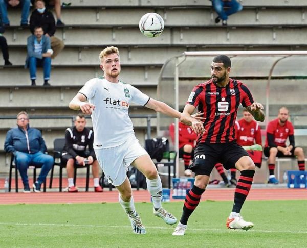 So sieht der dreifache Gladbacher Torschütze Steffen Meuer von vorne aus. In dieser Szene wird er allerdings von Mohamed El Bouazzati gestört. So sieht der dreifache Gladbacher Torschütze Steffen Meuer von vorne aus. In dieser Szene wird er allerdings von Mohamed El Bouazzati gestört.