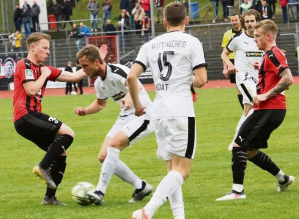 U19-Spieler Maik Reimer (l.) kam kurz nach der Halbzeit für Kevin Holz, aber auch er konnte im Lippstädter Spiel keine Akzente setzen.