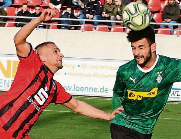 Neuzugang Johannes Zottl (l.) wurde zur zweiten Halbzeit eingewechselt und gab sein Debüt beim SV Lippstadt. Große Akzente konnte der Bayer, der zuletzt für den Lüner SV spielte, allerdings nicht setzen. Überhaupt waren die Schwarz-Roten im Angriff zu harmlos.