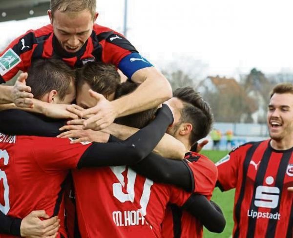 Jubel auf allen Ebenen. Kapitän Fabian Lübbers versucht alle Spieler gleichzeitig zu herzen. Rechts Robin Hoffmann, der zwei Elfmeter eiskalt verwandelte. Fotos: Lütkehaus Jubel auf allen Ebenen. Kapitän Fabian Lübbers versucht alle Spieler gleichzeitig zu herzen. Rechts Robin Hoffmann, der zwei Elfmeter eiskalt verwandelte. Fotos: Lütkehaus