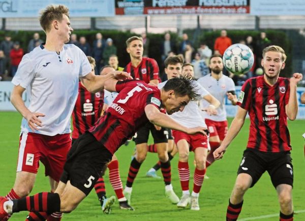 Getümmel im Strafraum von RW Ahlen: In einer, wie es Trainer Felix Bechtold formulierte, grandiosen zweiten Halbzeit entfachte der SV Lippstadt Dauerdruck. Hier warf sich Luis Allmeroth in einem Kopfball. Lars Holtkamp (r.) und Maximilian Fischer (h.) mischten kräftig mit. Fotos: Lütkehaus