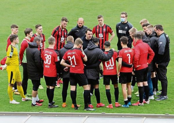 Einschwören auf die letzten entscheidenden Wochen in der Regionallliga West: Cheftrainer Felix Bechtold (Mitte) musste sein Team nach dem enttäuschenden 1:2 in Oberhausen wieder aufbauen. Die mehr als ordentliche Leistung seiner Schützlinge wurde nicht belohnt. Foto: Raestrup