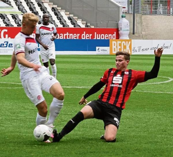 Startelf-Premiere für Justus Meier (r.): Der 19-jährige Verteidiger agierte rechts in der Viererkette und machte seine Sache insgesamt ganz ordentlich.