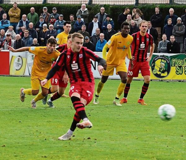 Viktor Maier erzielte beim 3:1-Sieg gegen den SV Straelen alle drei Tore für den SV Lippstadt und war damit eindeutig der überragende Mann auf dem Feld. Hier trifft er per Elfmeter zum 2:0. Fotos: Lütkehaus