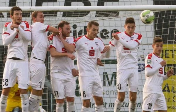 Der SV Lippstadt stemmte sich vergeblich gegen die Niederlage (v.l.): Yannick Langesberg, Fabian Lübbers, Stefan Kaldewey, Sven Köhler, Marcel Hoffmeier und Kevin Hoffmeier. Fotos: Lütkehaus Der SV Lippstadt stemmte sich vergeblich gegen die Niederlage (v.l.): Yannick Langesberg, Fabian Lübbers, Stefan Kaldewey, Sven Köhler, Marcel Hoffmeier und Kevin Hoffmeier. Fotos: Lütkehaus