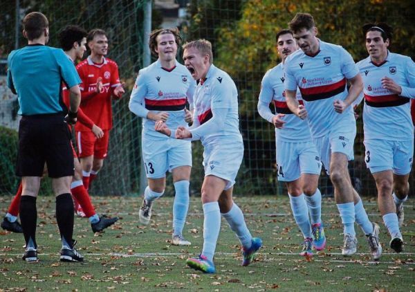 In der Oberliga erstmals für den SV Lippstadt erfolgreich – und dann gleich doppelt: Die Freude musste bei Nico Tübing nach seinem Führungstreffer raus. Kurz darauf legte er nach einem kapitalen Bock des Schermbecker Keepers sogar noch einen nach. Fotos: Thorsten Heinke In der Oberliga erstmals für den SV Lippstadt erfolgreich – und dann gleich doppelt: Die Freude musste bei Nico Tübing nach seinem Führungstreffer raus. Kurz darauf legte er nach einem kapitalen Bock des Schermbecker Keepers sogar noch einen nach. Fotos: Thorsten Heinke