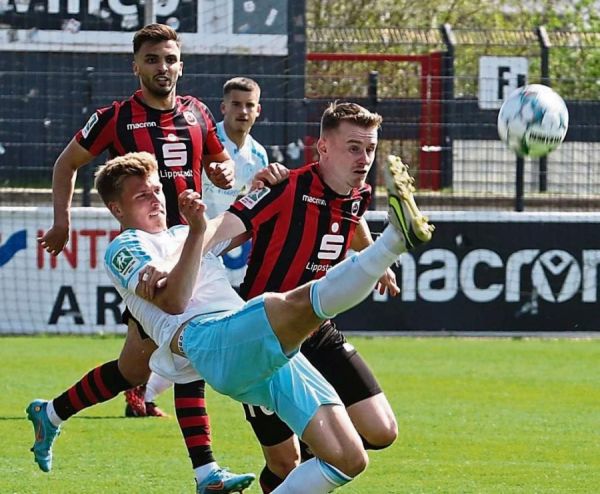 Viktor Maier (r.) und Dardan Karimani gehörten zu den Besten im Team des SV Lippstadt. Die Schwarz-Roten verloren das Abstiegsduell gegen Schalke nach schwacher erster Halbzeit mit 0:1. Mittwoch geht’s weiter gegen Homberg. Fotos: Lütkehaus