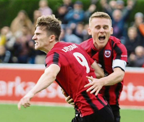 Marvin Mika (l.) und Viktor Maier retteten dem SV Lippstadt in einem mitreißenden Derby gegen den SC Wiedenbrück einen Punkt. Mika erzielte zwei Treffer, darunter das 3:3 in der 90. Minute – und Maier einen zum zwischenzeitlichen 2:2. Fotos: Lütkehaus