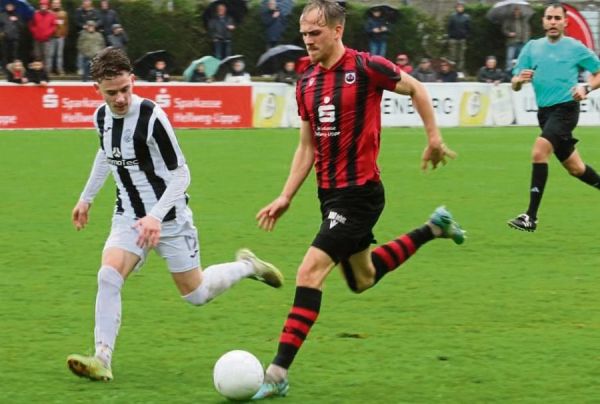 Phil Halbauer (r.) war der überragende Spieler auf dem Feld. Bis zu seiner Auswechselung war er an allen drei Toren direkt beteiligt.