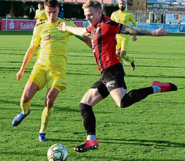 orjäger Gerrit Kaiser (r.) ging diesmal leer aus und muss weiter auf seinen zehnten Saisontreffer warten. Immerhin aber holte der Stürmer des SV Lippstadt den Elfmeter heraus, den Janik Steringer sicher zur 1:0-Führung verwandelte.