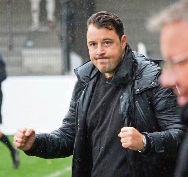 Im Dauerregen von Verl ballt SV-Trainer Felix Bechtold nach dem Schlusspfiff die Fäuste. Doch erst in der zweiten Halbzeit spielt sein Team mutiger und kompromissloser.