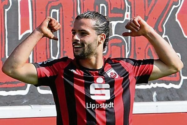 Seht her, die Nummer 29 hat’s gemacht: Der eingewechselte Paolo Maiella erzielte in der 78. Minute das entscheidende zweite Tor für den SV Lippstadt. Seht her, die Nummer 29 hat’s gemacht: Der eingewechselte Paolo Maiella erzielte in der 78. Minute das entscheidende zweite Tor für den SV Lippstadt.