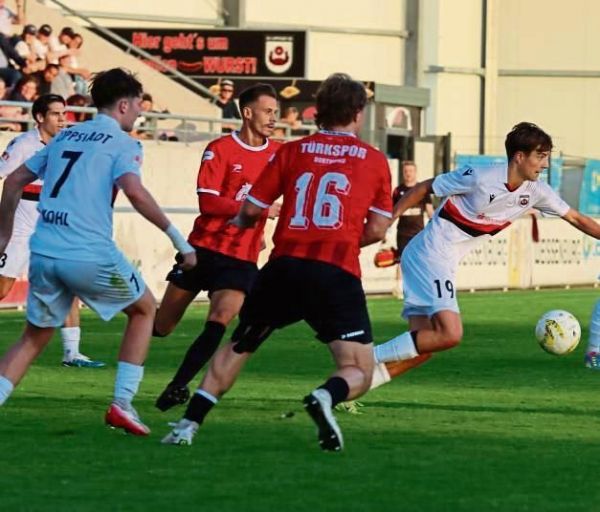Wird immer mehr zur festen Größe im Team des SV Lippstadt: Der 17-jährige Tom Kocielnik (r.).
