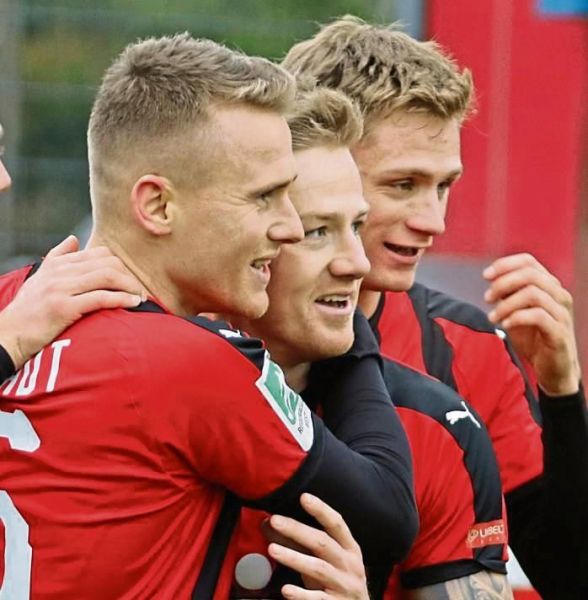 Magic Maier und King Kaiser: Maier bereitete wenige Sekunden nach seiner Einwechslung unnachahmlich das zehnte Saisontor des Goalgetters vor, rechts Jan-Lukas Liehr.