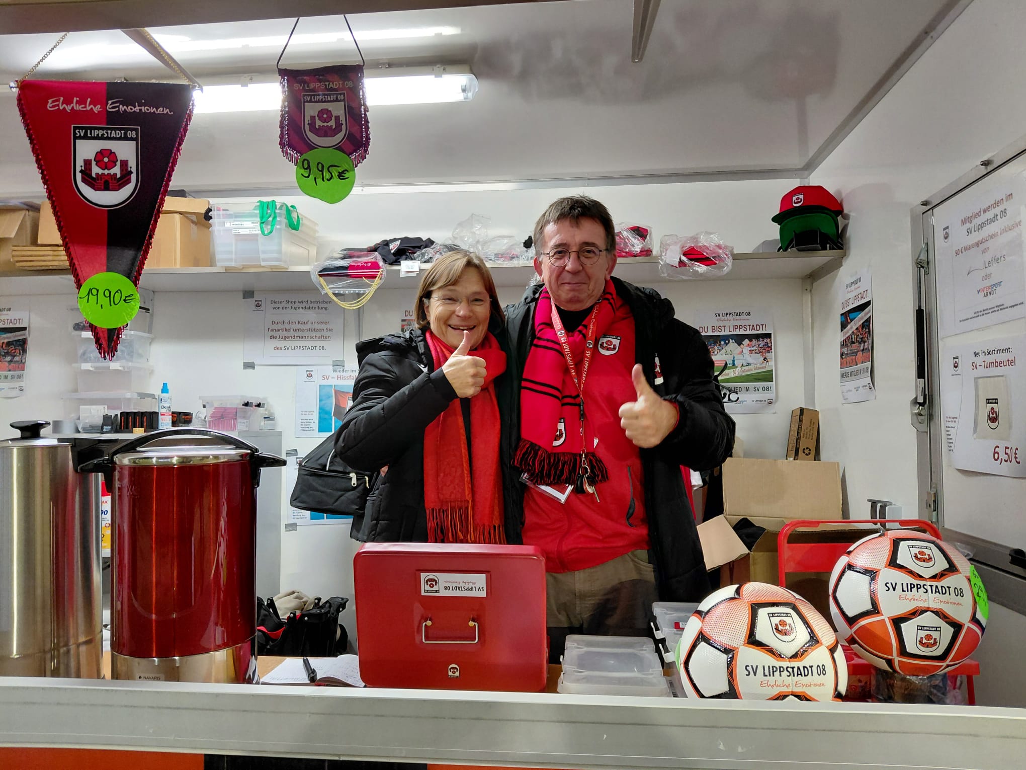Fanwagen — Schals und Mützen im Verkauf